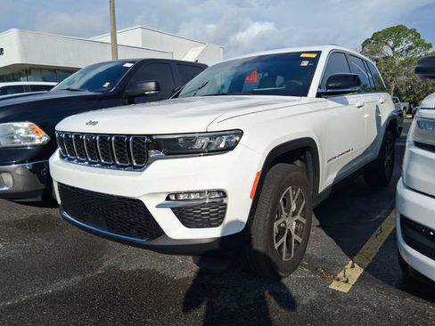 Used 2025 Jeep Grand Cherokee Limited w/ Luxury Tech Group II AWD/4WD image 3
