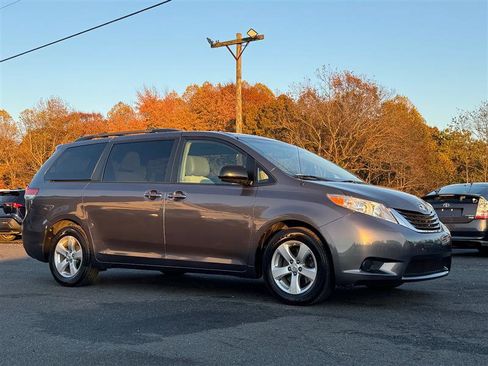 Used 2013 Toyota Sienna LE image 8