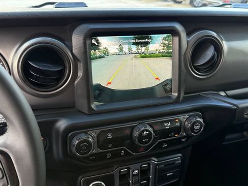 Used 2023 Jeep Gladiator Sport AWD/4WD image 18