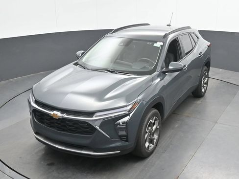 Used 2025 Chevrolet Trax LT w/ LT Convenience Package FWD image 32