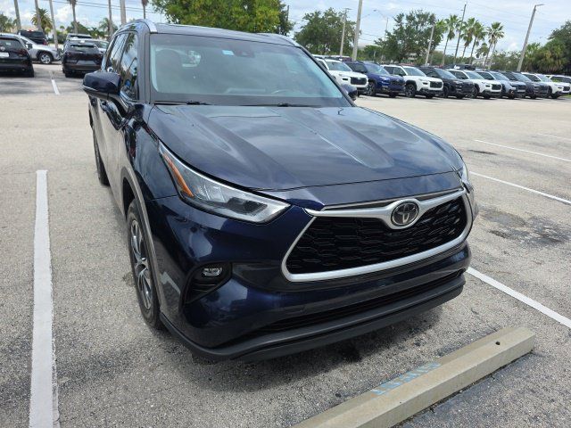 Used 2020 Toyota Highlander XLE FWD image 2