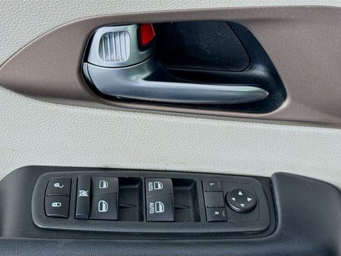 Used 2020 Chrysler Voyager L FWD image 22