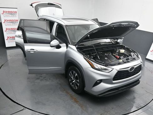Used 2020 Toyota Highlander XLE image 25