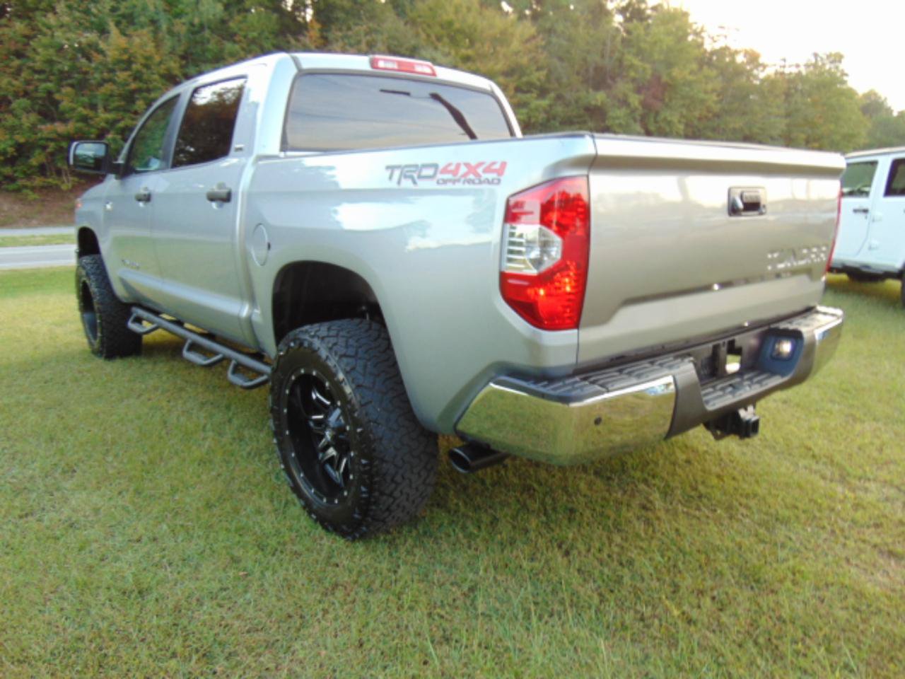 Used 2016 Toyota Tundra SR5 w/ SR5 Upgrade Package AWD/4WD image 4
