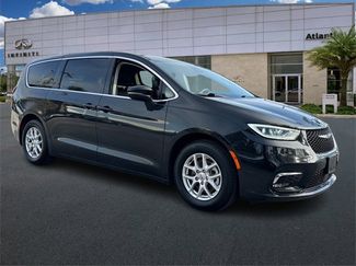 Used 2023 Chrysler Pacifica Touring-L video 2