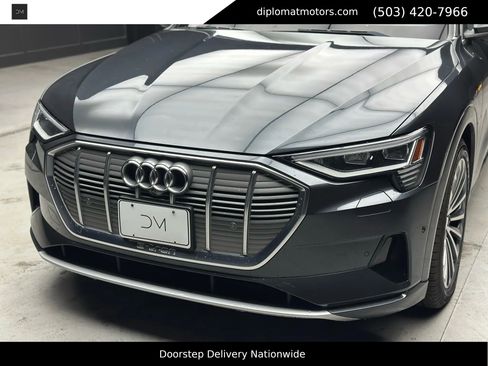 Used 2019 Audi e-tron Prestige w/ Prestige Package image 14