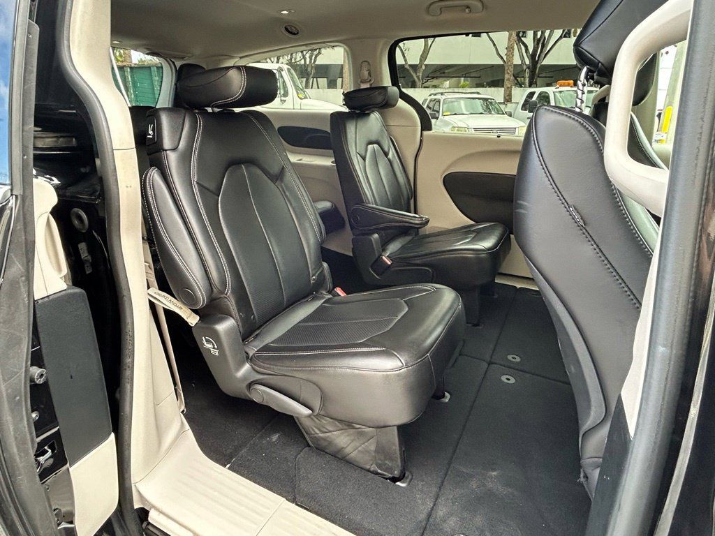 Used 2023 Chrysler Pacifica Touring-L FWD image 31