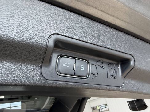 Used 2023 Ford Explorer XLT AWD/4WD image 28