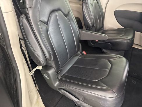 Used 2023 Chrysler Pacifica Touring-L image 28