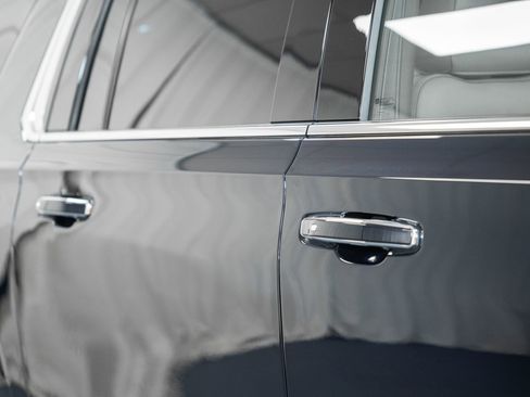 Used 2023 GMC Yukon XL SLT w/ SLT Premium Package image 11