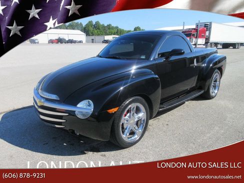 Used 2004 Chevrolet SSR w/ Preferred Equipment Group RWD image 1