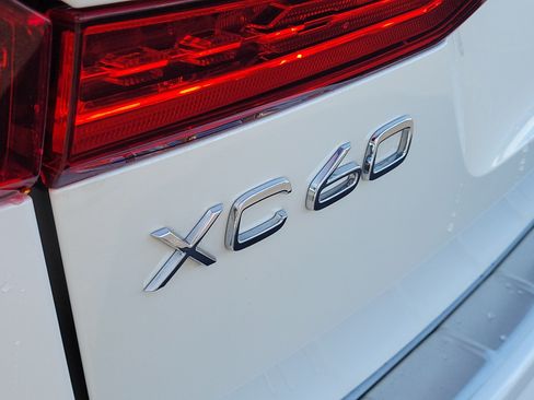 Used 2022 Volvo XC60 B5 R-Design w/ Protection Package Premier FWD image 5