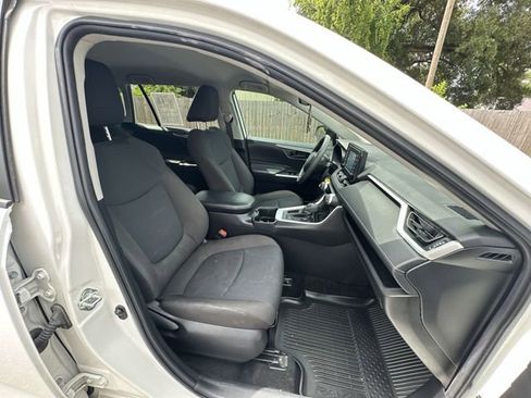 Used 2022 Toyota RAV4 LE FWD image 13