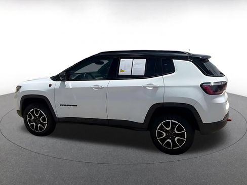 Used 2025 Jeep Compass Trailhawk AWD/4WD image 10