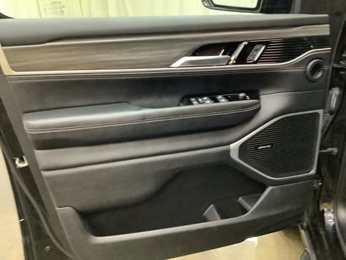 Used 2024 Jeep Wagoneer L Series II w/ Flexible Seating Group AWD/4WD image 11