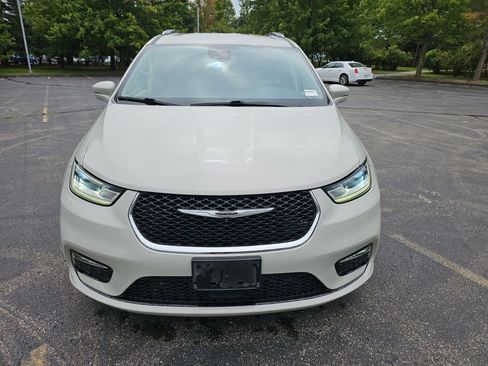Used 2021 Chrysler Pacifica Touring-L w/ Uconnect Theater Family Group FWD image 9