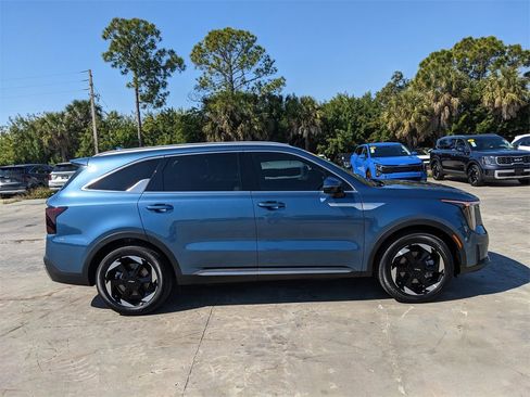 Certified 2025 Kia Sorento EX image 10