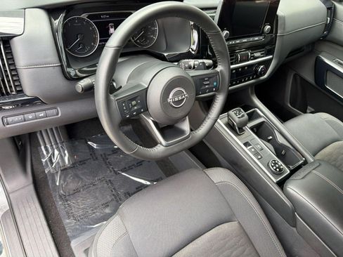 Used 2025 Nissan Pathfinder SV AWD/4WD image 4