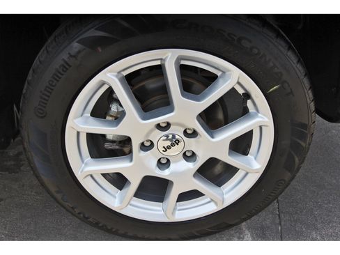 Used 2023 Jeep Renegade Latitude AWD/4WD image 29