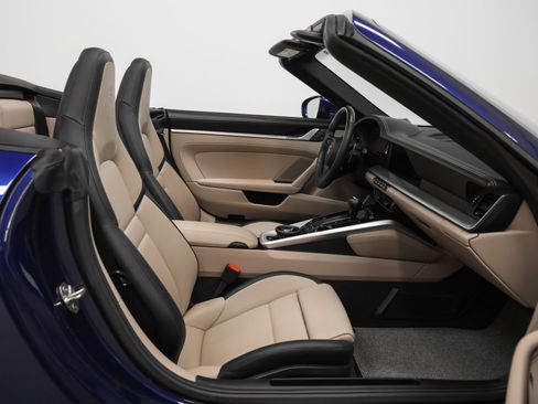 Certified 2025 Porsche 911 Carrera RWD image 28