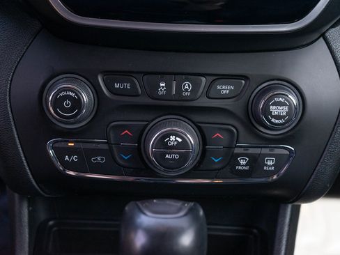 Used 2019 Jeep Cherokee Limited AWD/4WD image 18