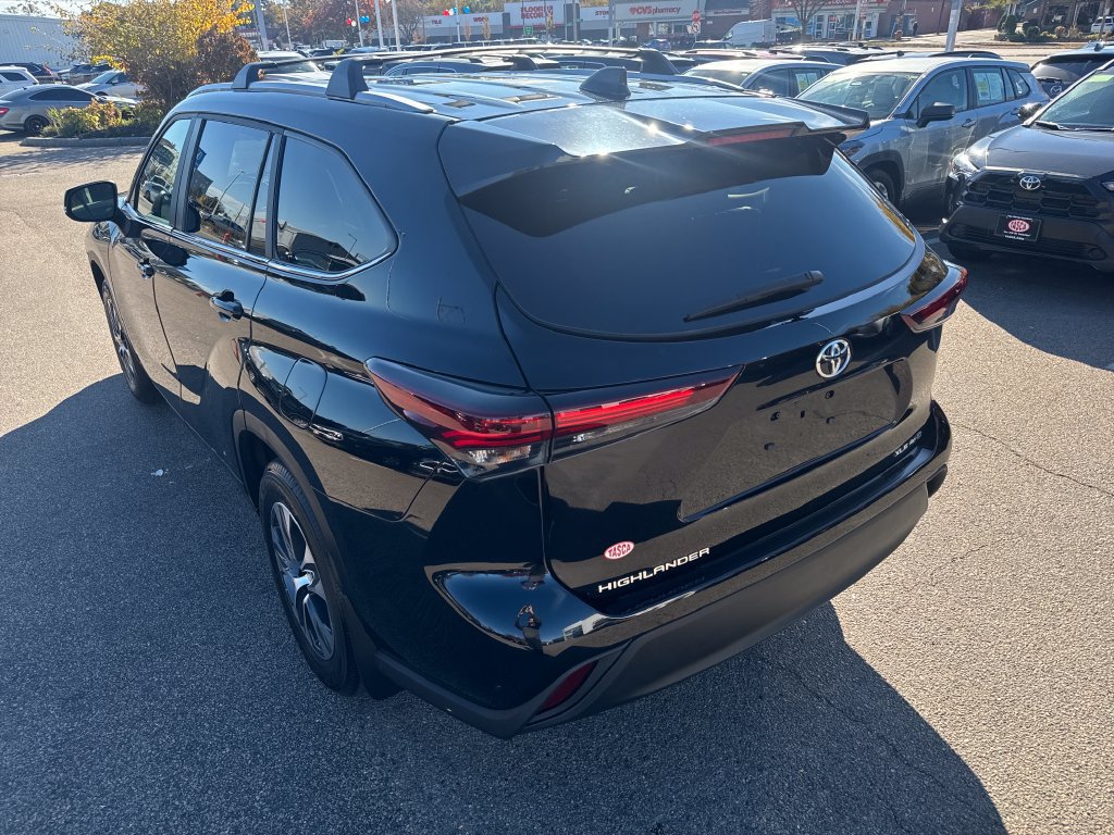 Used 2024 Toyota Highlander XLE AWD/4WD image 5