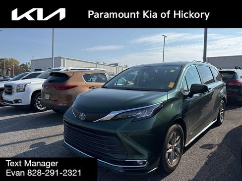 Used 2021 Toyota Sienna XLE image 3