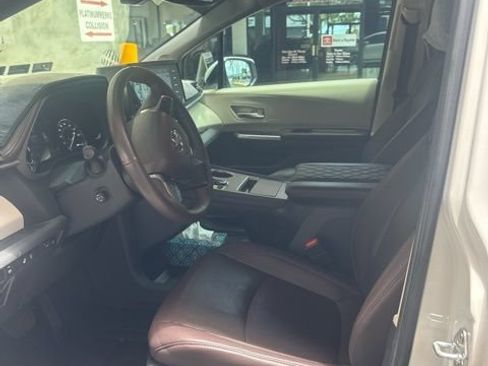 Used 2024 Toyota Sienna Platinum FWD image 9
