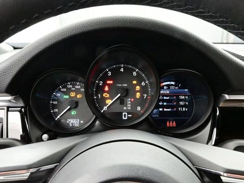 Certified 2023 Porsche Macan AWD/4WD image 9