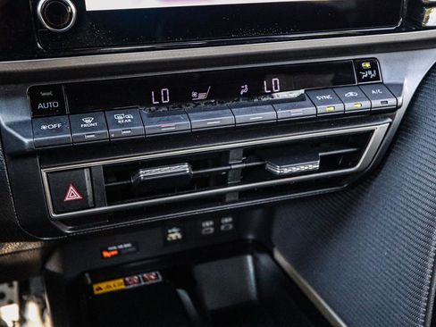 Used 2025 Toyota Camry SE image 33