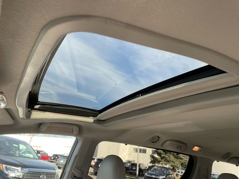 Used 2014 Toyota Sienna XLE image 21