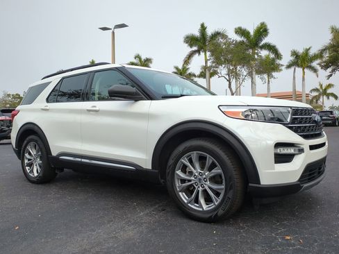 Used 2020 Ford Explorer XLT w/ Equipment Group 202A image 2