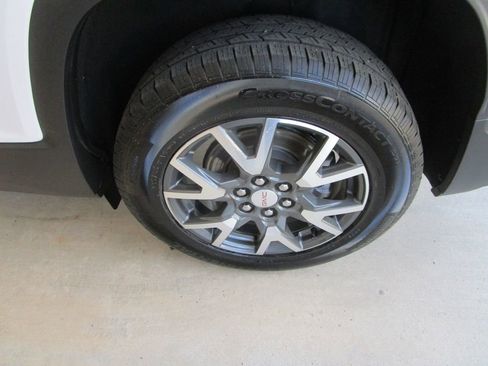 Used 2021 GMC Acadia SLE w/ Driver Convenience Package image 10