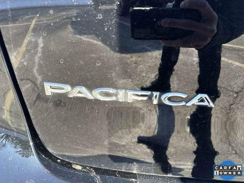 Used 2024 Chrysler Pacifica Touring-L image 30