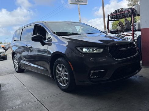 Used 2023 Chrysler Pacifica Touring-L image 2