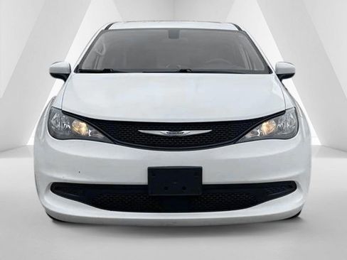 Used 2022 Chrysler Voyager LX image 2