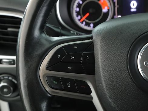 Used 2019 Jeep Cherokee Latitude Plus w/ Comfort/Convenience Group image 10