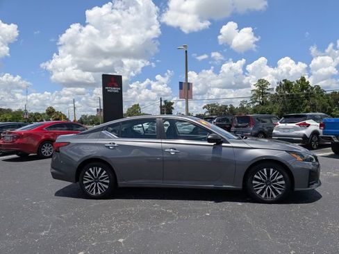 Used 2024 Nissan Altima 2.5 SV FWD image 3