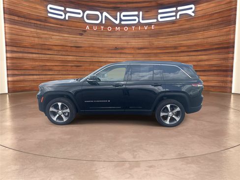 Used 2024 Jeep Grand Cherokee Limited AWD/4WD image 2