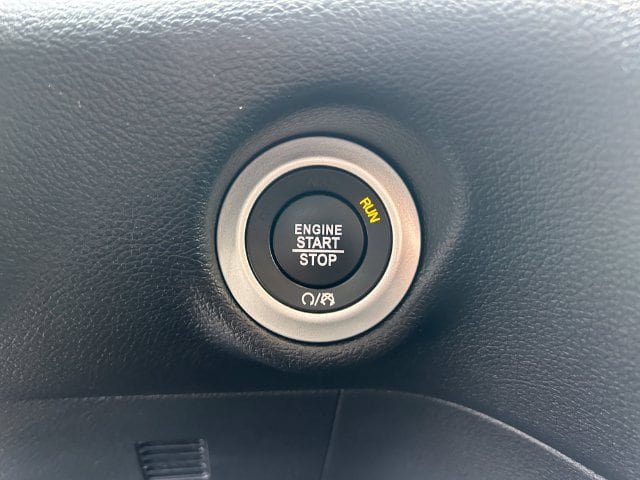 Used 2025 Chrysler Pacifica Select FWD image 28