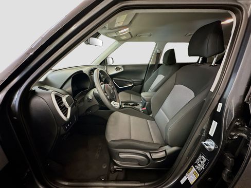 Used 2025 Kia Soul LX w/ LX Technology Package FWD image 13