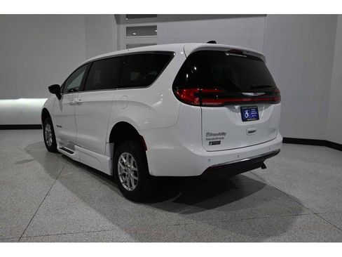 Used 2024 Chrysler Pacifica Touring-L FWD image 8