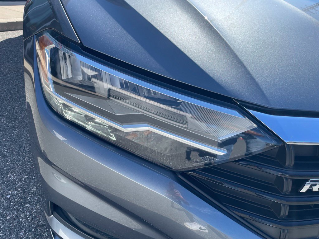 Used 2019 Volkswagen Jetta R-Line w/ R-Line Cold Weather Package FWD image 4