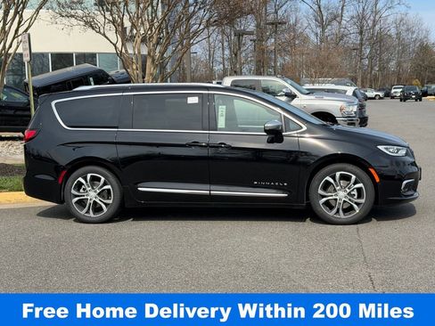 New 2026 Chrysler Pacifica Pinnacle image 4