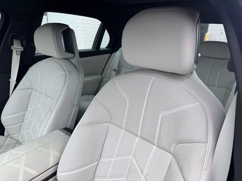 Certified 2023 BMW 760i xDrive w/ Parking Assistance Package image 18