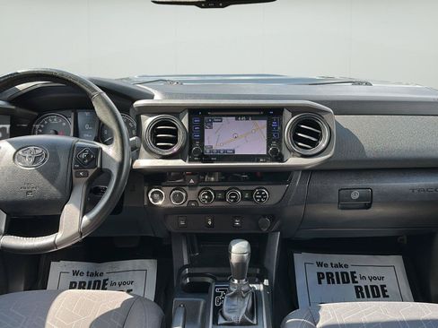 Used 2017 Toyota Tacoma TRD Sport AWD/4WD image 4