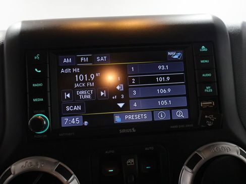 Used 2015 Jeep Wrangler Unlimited Sahara w/ Connectivity Group AWD/4WD image 21