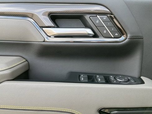 Used 2025 Chevrolet Silverado 2500 ZR2 w/ Technology Package image 11