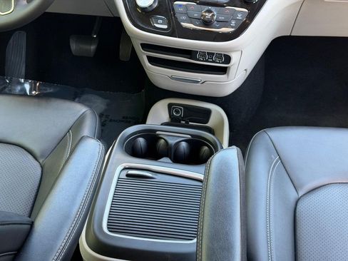 Used 2024 Chrysler Pacifica Touring-L FWD image 15