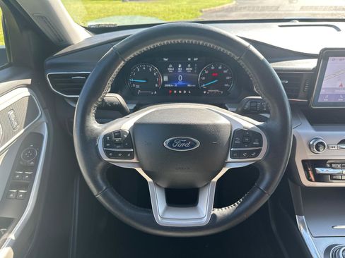 Used 2023 Ford Explorer XLT w/ Equipment Group 202A AWD/4WD image 17